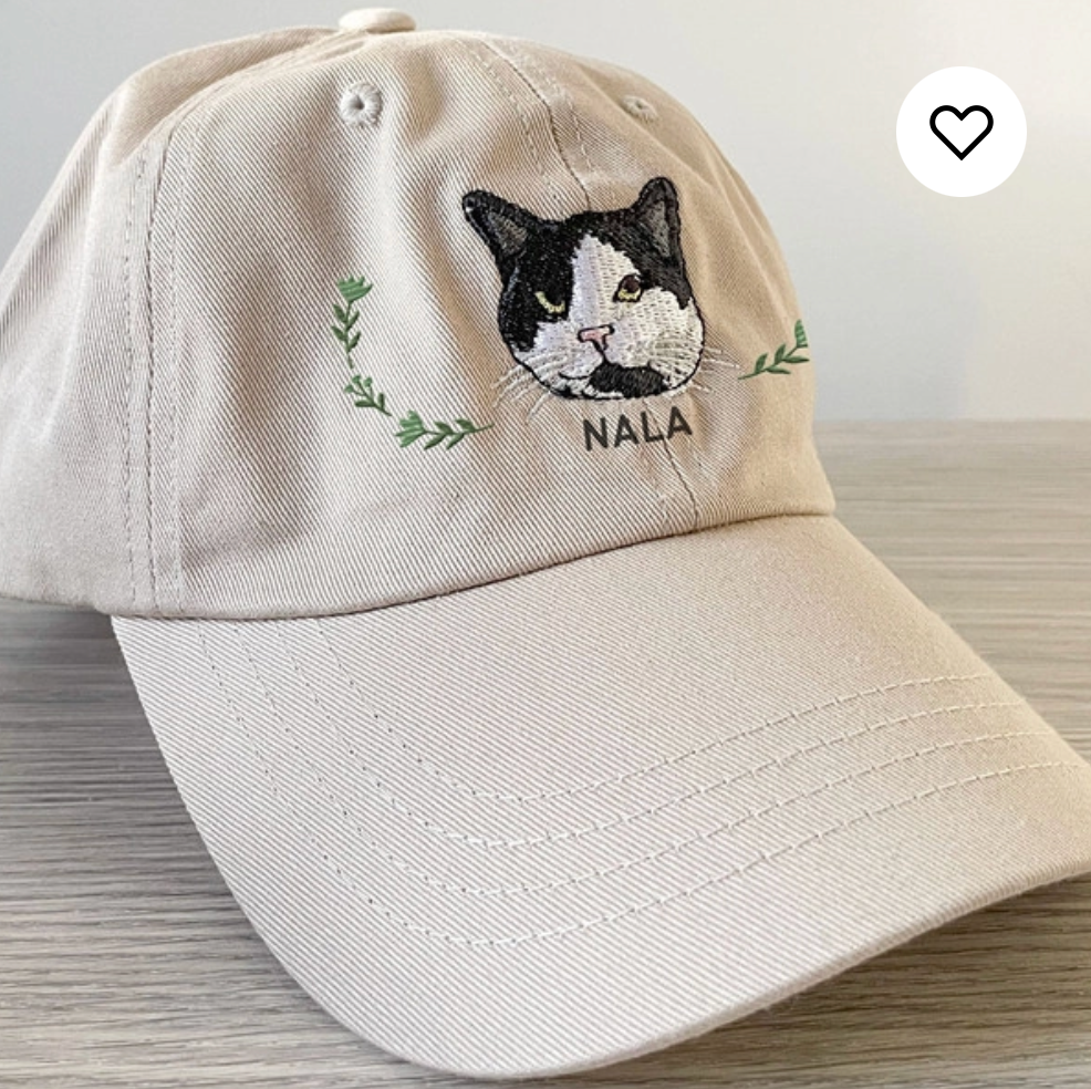 猫の刺繍が施されたベージュ色の野球帽