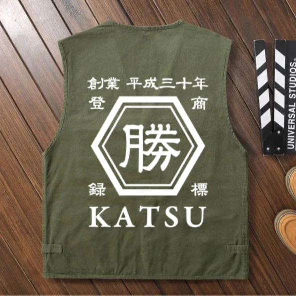 カスタム ミリタリーグリーンワークベスト - 日本語「平成 30」＆「KATSU」デザイン