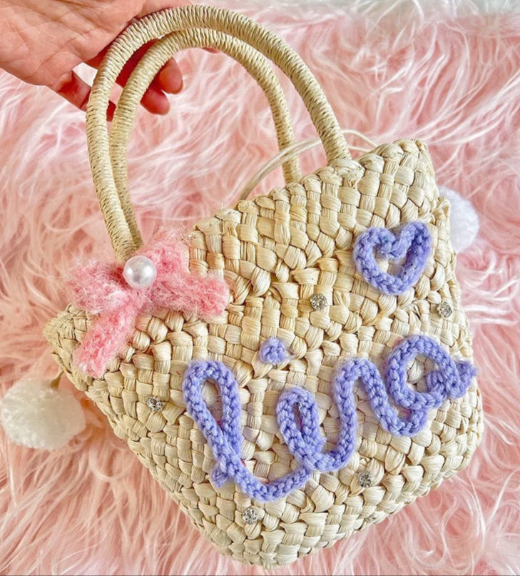 カスタムネーム ストローバッグ - 手作り「ラブ」ヤーン刺繍トート