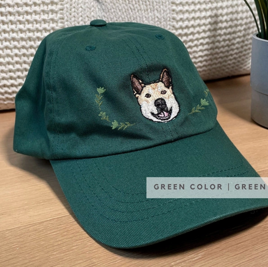 犬の顔の刺繍が施された緑の野球帽