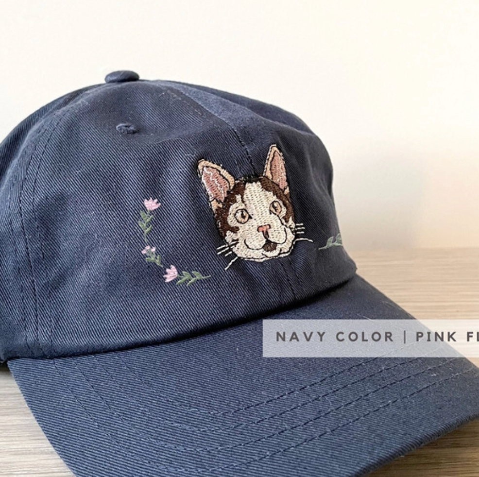 猫の刺繍とフローラルディテール付きネイビーブルーベースボールキャップ