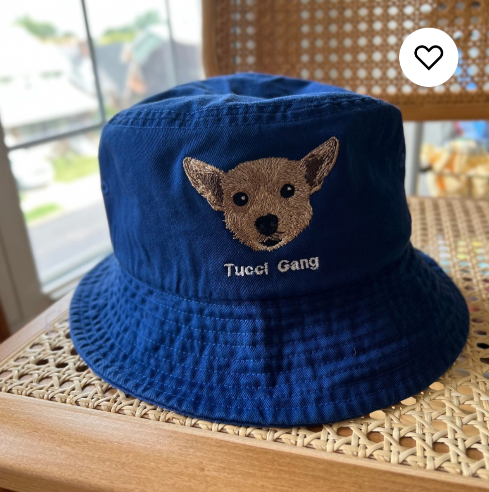 チワワ刺繍入りのネイビーブルーバケットハット