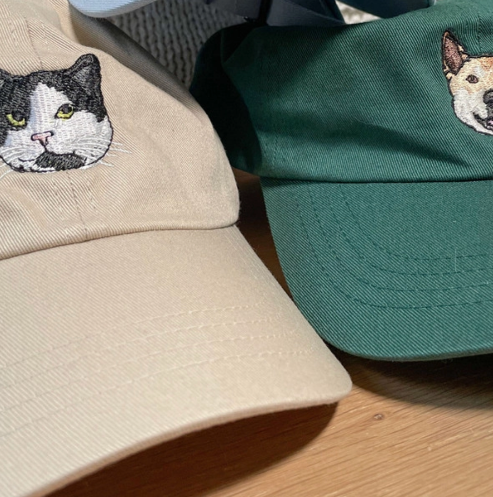 猫と犬の刺繍が施されたパーソナライズキャップ - ベージュとグリーンの選択肢